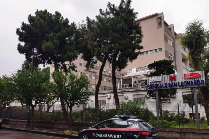 A 16 anni minaccia di darsi fuoco, mamma picchiata dal padre