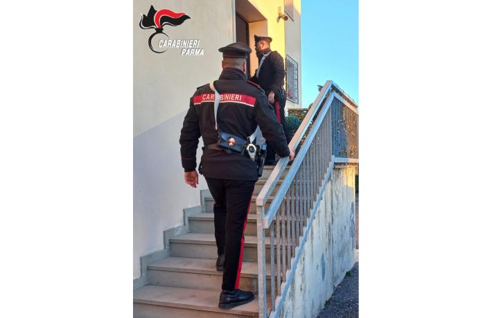 Traversetolo: rientra a casa alterato, la moglie chiede aiuto ai carabinieri e lui li aggredisce. Arrestato 36enne residente a Traversetolo