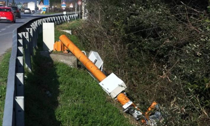 Autovelox abbattuto, tre Procure cercano il misterioso 'Fleximan',  che ha segato almeno 15 pali