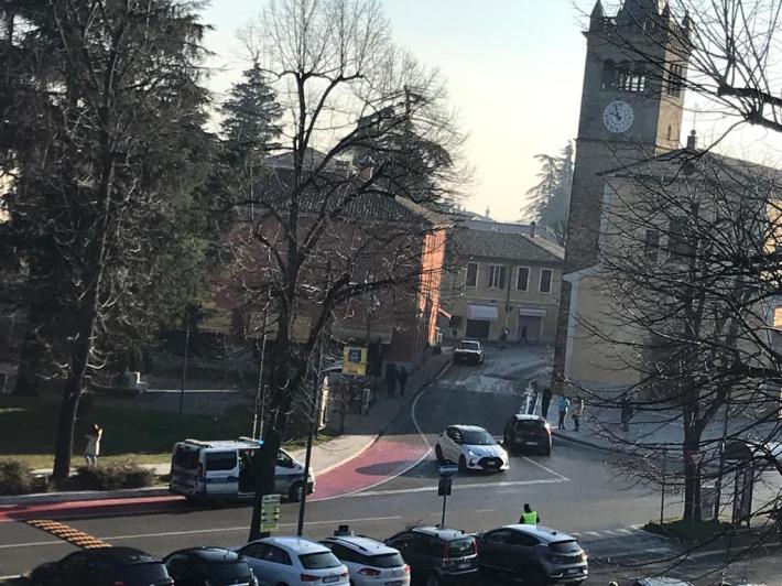 Felino, pedone investito in piazza Miodini, intervento dell'Elisoccorso - In aggiornamento