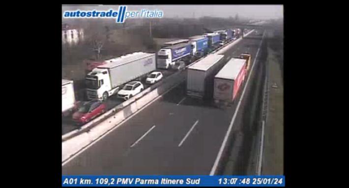 Parma, incidente in A1 prima dello svincolo dell'A15: soccorsi in azione , traffico bloccato