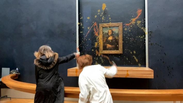 La Gioconda al Louvre presa di mira dagli ambientalisti: zuppa contro il vetro di protezione