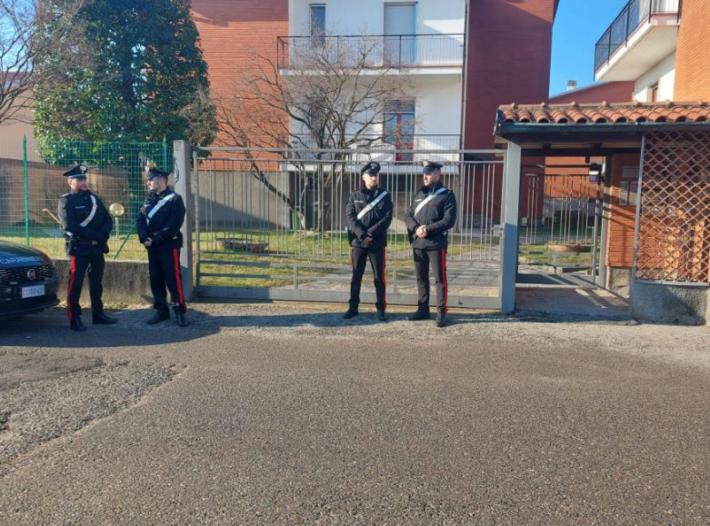 Ventiseienne ucciso a coltellate nel Varesotto: dalla casa sono spariti monili in oro. Forse la vittima conosceva l'aggressore