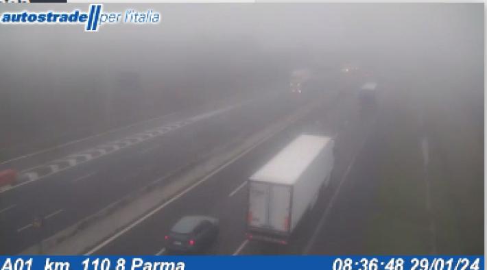 Parma nella nebbia, visibilit&agrave; 150 metri in A1