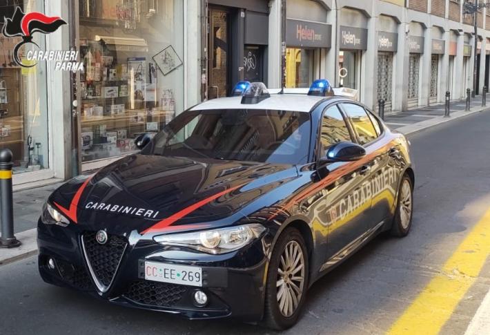 Ordina 4 &ldquo;gin tonic&rdquo; e li paga con una carta di credito rubata. Denunciato 61enne italiano