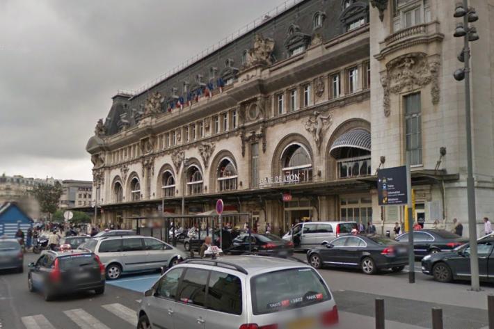 Parigi, tre persone accoltellate alla Gare de Lyon, uno &egrave; grave: arrestato un uomo con il permesso di soggiorno italiano e problemi psichiatrici