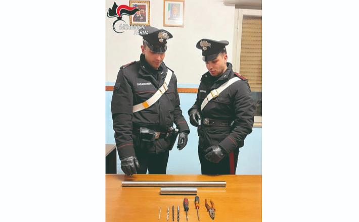 In auto con tubi di acciaio, cacciaviti e pinze di vario genere: denunciato un 23enne del posto