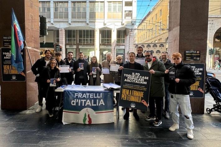 Banchetto informativo di FdI in via Mazzini contro le zone 30 e contro la delibera regionale che vuole modificare i termini per l'assegnazione delle case popolari