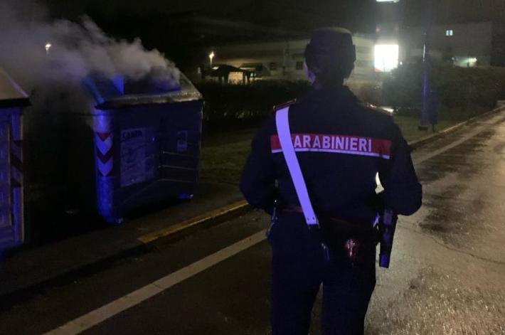Boretto: getta un petardo nel cassonetto della carta e ne provoca l'incendio. Un 17enne denunciato dai carabinieri