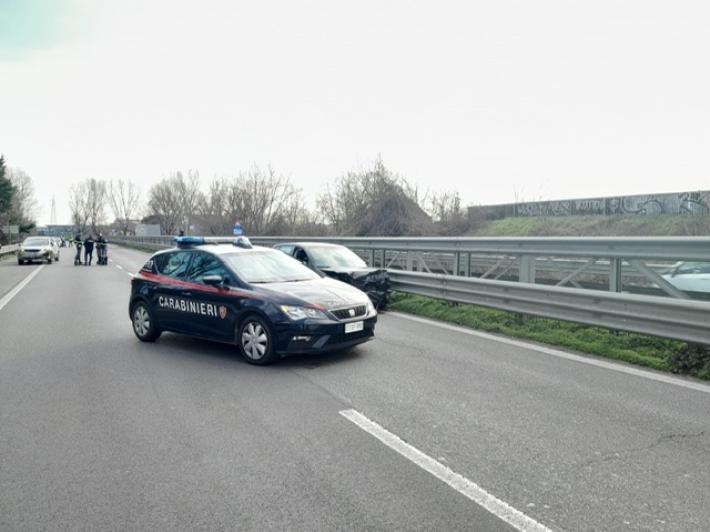 Un'auto rubata a folle velocit&agrave; inseguita da auto dei carabinieri e polizia sulla tangenziale nord.  Poi l'incidente e un militare ferito. Traffico bloccato in tangenziale