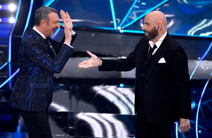 Accuse di pubblicit&agrave; occulta, Striscia la Notizia all'attacco: sul sito del marchio era annunciato John Travolta a Sanremo