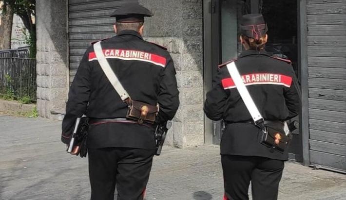 Botte, minacce e offese alla compagna: denuncia e divieto di avvicinamento