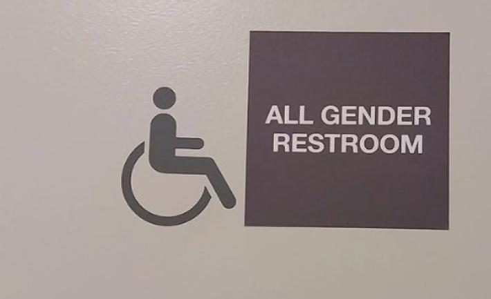 Ironia contro i bagni "gender neutral": la Bocconi sospende tre studenti