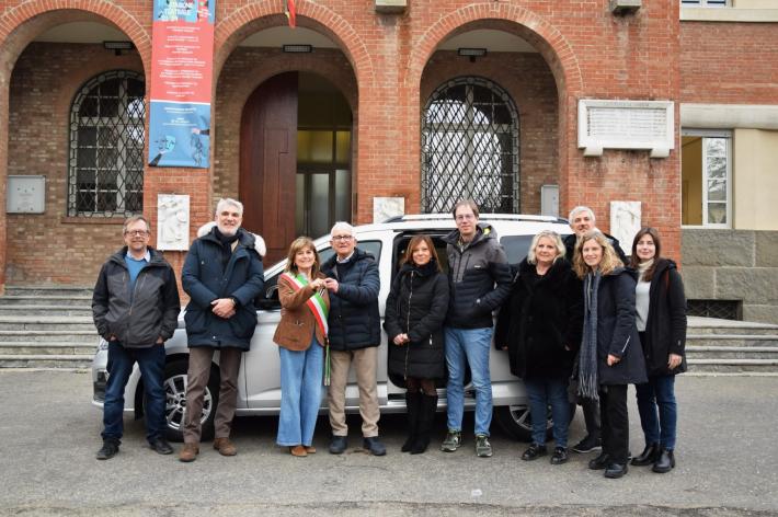 Per il suo compleanno, Luigi Sandei il regalo lo fa alla comunit&agrave;: un mezzo per il Taxi sociale