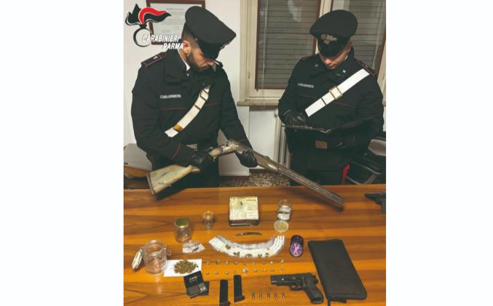 Armi e droga: arrestati padre e figlio residenti in provincia