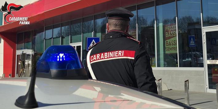 Tentano di rubare 11 bottiglie di liquori da un supermercato