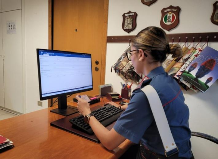 Vandalizza le auto del vicino di casa: denunciato dai carabinieri