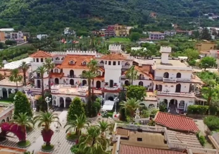 "Castello delle Cerimonie", dopo la confisca arriva una pioggia di disdette. Cresce la paura dei dipendenti