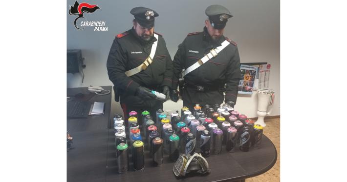 Langhirano: sequestrate 60 bombolette di vernice spray ed una maschera da verniciatore. Denunciati due 26enni italiani