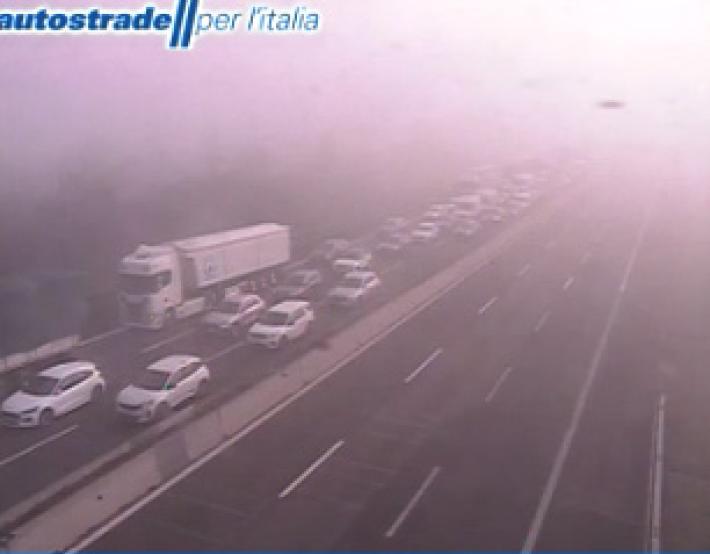 Incidenti in A1, c'&egrave; chi scavalca per arrivare all'autogrill 