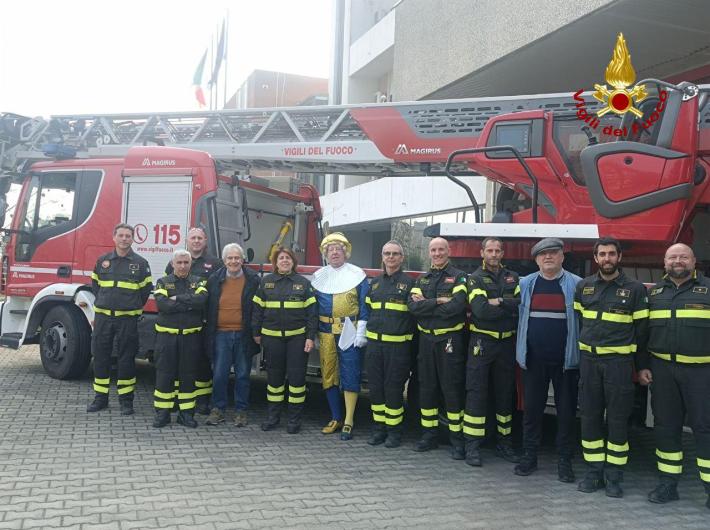 Al Ds&egrave;vod in visita ai Vigili del Fuoco con la Famija Pramzana