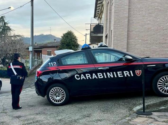 Lo ospita per un mese ma l'amico se ne va con 300 euro e due cellulari: denunciato 51enne 