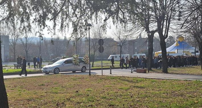 Un silenzio surreale e tantissimi amici per l'addio a Jonson