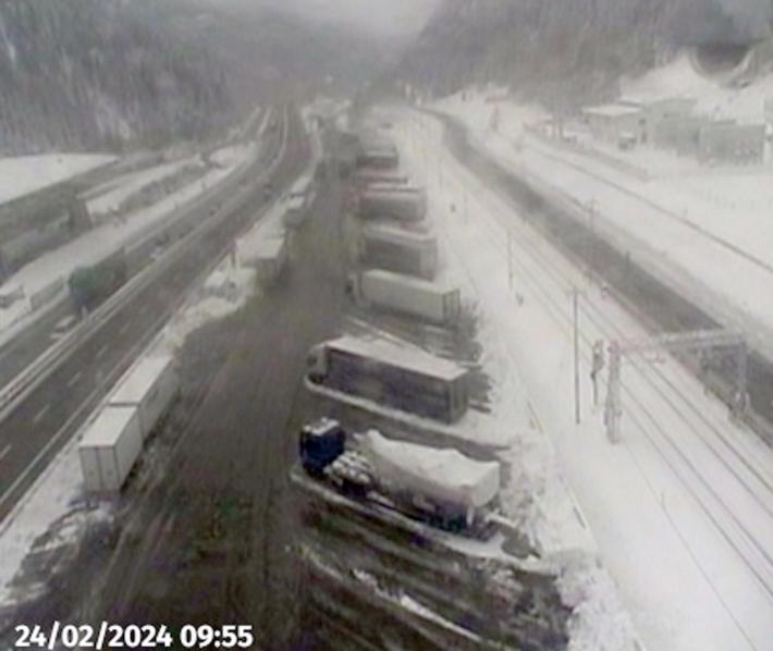 Pullman di studenti bloccato oltre otto ore dalla neve e  dal gelo in autostrada in Austria: nella notte rientro a Sulmona