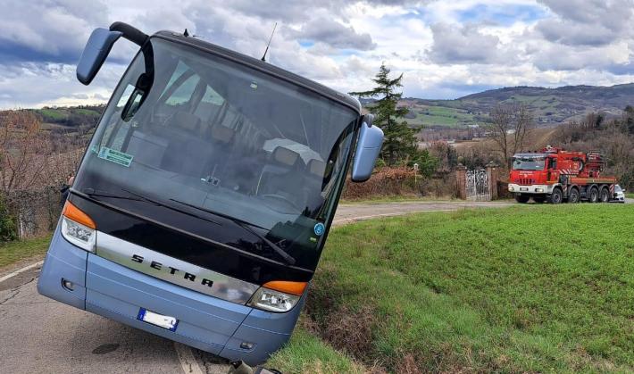 Esce di strada un pullman carico di turisti