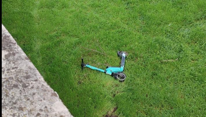 Ancora vandalismi:  un monopattino elettrico lanciato nel greto della Parma