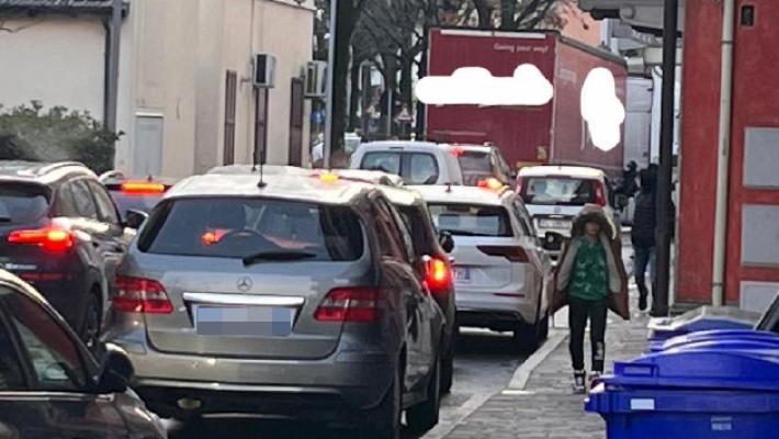 I Tir in pieno centro: danni su danni