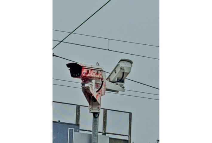 Sono tornati i vandali delle telecamere: imbrattato l'impianto di via Emila Ovest