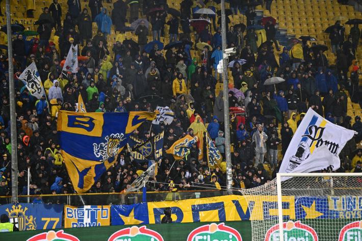 Espulso Balogh, Parma in dieci. Dentro Circati - 75' Parma-Cosenza 1-1