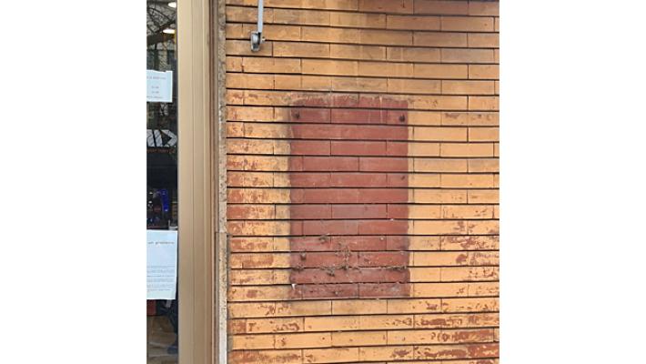 Parma, addio alla buca delle lettere. Ormai &egrave; rimasta solo la sua "ombra" sul  muro davanti alle tabaccherie