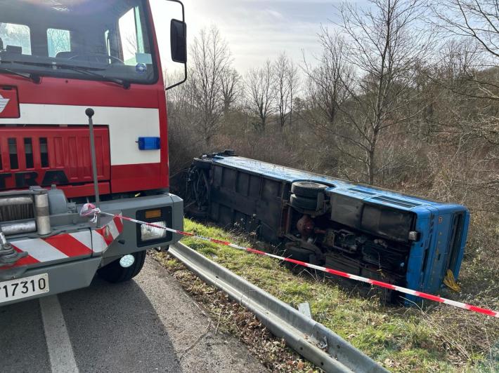 Un bus con 40 studenti fuori strada, autista grave