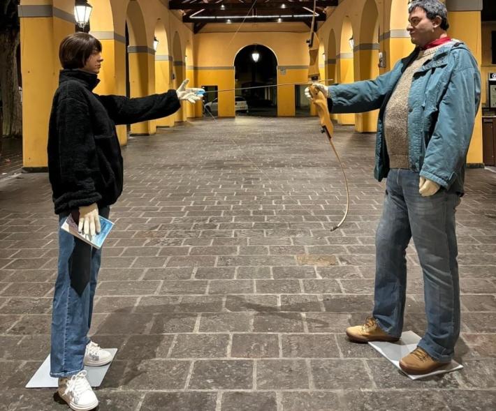 Spuntano due statue di Olindo e Rosa vicino alla casa della strage di Erba