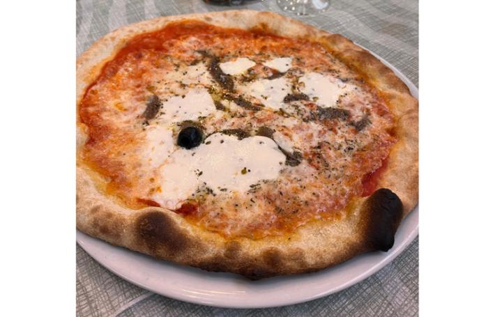 Pizzeria Mediterraneo: pizze e calzoni, ecco il tipico locale  di una volta