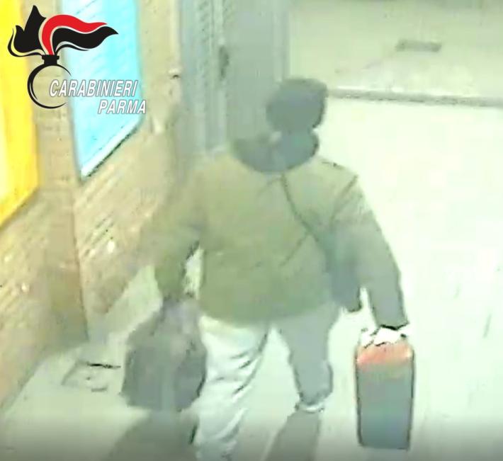 "Beccato" appena una settimana fa, ritorna nel parcheggio Goito e ruba su un'auto: nei guai un 30enne dell'est Europa