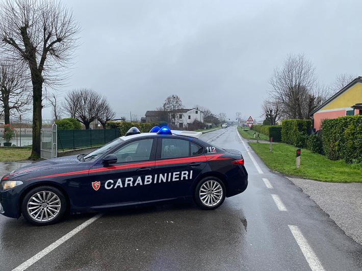 Fuga di gas e danni alla rete pubblica per un incidente stradale: strada chiusa dai carabinieri
