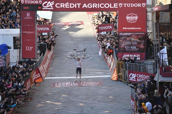 Strade Bianche: il trionfo di Pogacar dopo una fuga solitaria di 81 chilometri