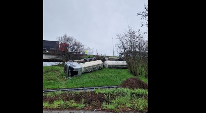 Spaventoso incidente a Fidenza: camion con rimorchio si ribalta nella scarpata della tangenziale : autista del camion illeso