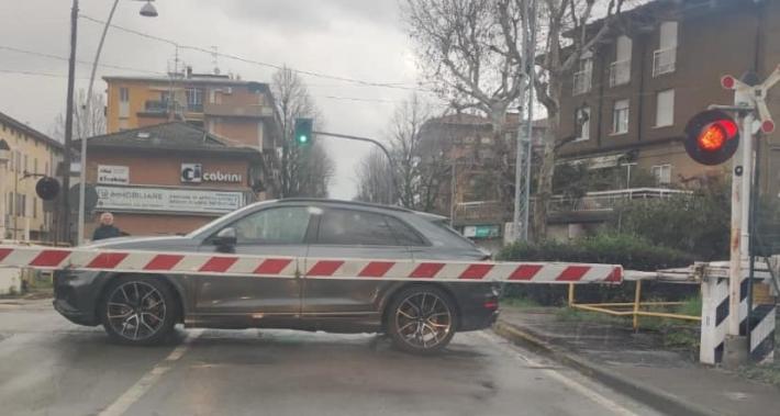 Tragedia sfiorata: auto resta bloccata tra le sbarr al passaggio a livello di Sorbolo 