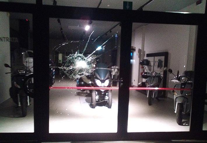 Tentato furto con spaccata in concessionaria