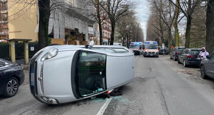 Scontro tra due auto in via Torelli, una si ribalta. Un ferito
