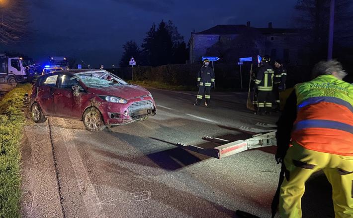 Scontro fra un'auto e un camion in via Cremonese: tre feriti gravi 