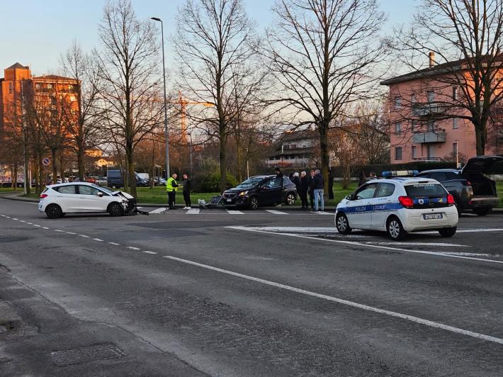 Scontro tra due auto all'incrocio tra via Pizzetti e via Picasso