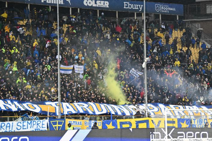 Prova di forza del Parma nel secondo tempo: Delprato fa esplodere (ancora) il Tardini all'ultimo respiro: Brescia battuto 2-1 - Crociati momentaneamente a +9 dalla Cremonese: la classifica