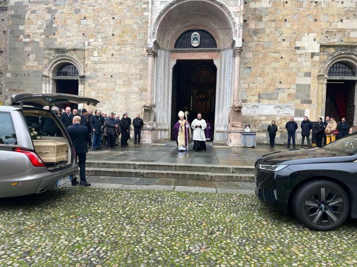In Duomo l'addio a Paolo Chiesi: feretro accolto dal vescovo Enrico Solmi 