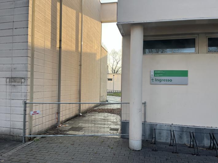 Casa dalle salute Montanara: cade l'intonaco sull'ingresso