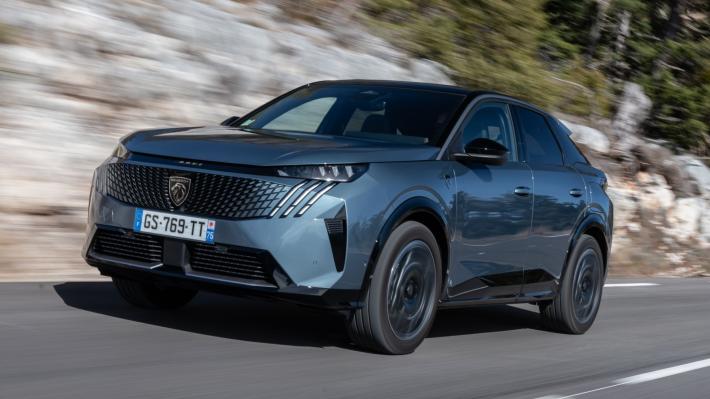 Ibrida o elettrica? Nuova Peugeot 3008 si fa in due